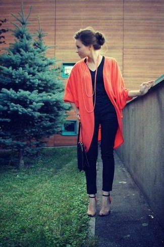 Tenue: Kimono rouge, T-shirt à col en v noir, Jean skinny noir, Sandales à talons en cuir beiges