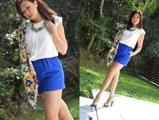 Comment porter un kimono à fleurs bleu marine: Les journées chargées nécessitent une tenue simple mais stylée, comme un kimono à fleurs bleu marine et un short bleu. Une paire de bottines à lacets en daim beiges est une façon simple d'améliorer ton look.