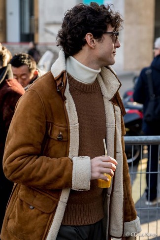 Comment porter un pull en tricot pour un style chic decontractés quand il fait frais à 20 ans