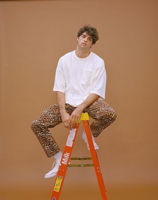 Comment porter un pantalon chino imprimé léopard quand il fait très chaud