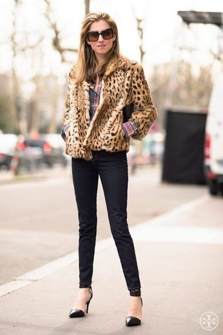 Comment porter une veste imprimée léopard quand il fait froid