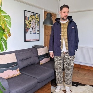 Comment porter un pantalon imprimé léopard pour un style decontractés quand il fait chaud