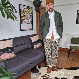 Comment porter un pantalon imprimé léopard pour un style chic decontractés quand il fait chaud
