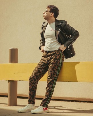 Comment porter un pantalon imprimé léopard pour un style decontractés quand il fait chaud