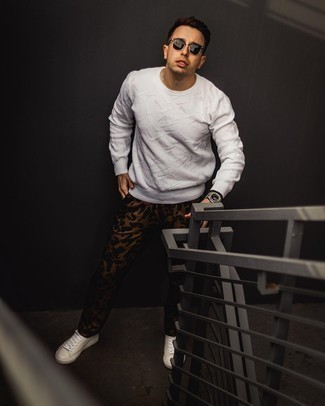 Comment porter un pantalon imprimé léopard pour un style decontractés quand il fait chaud