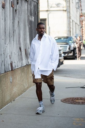 Comment porter un short imprimé léopard quand il fait chaud