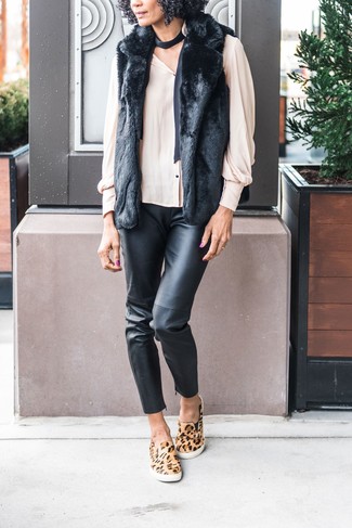 Comment porter des baskets imprimées léopard pour un style chic decontractés