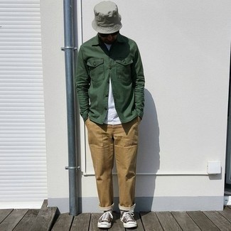 Comment porter des baskets imprimées léopard quand il fait chaud