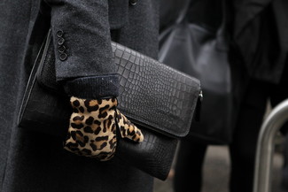 Comment porter des gants en daim imprimés léopard quand il fait froid