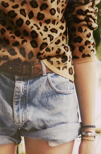 Comment porter un pull imprimé léopard pour un style decontractés en été