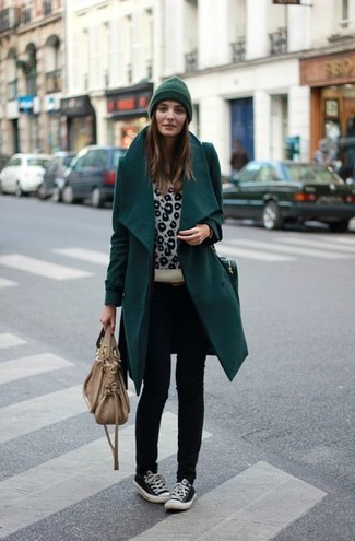 Comment porter un pull imprimé léopard quand il fait froid