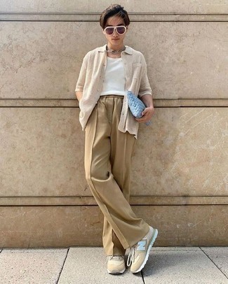 Comment porter un sac bleu clair pour un style decontractés quand il fait chaud