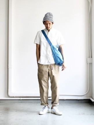Comment porter un sac bleu clair pour un style decontractés quand il fait chaud