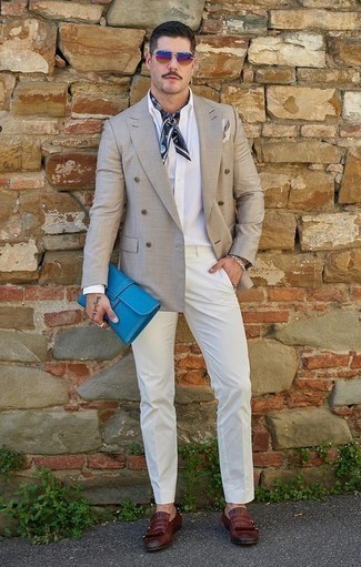 Comment porter un sac bleu clair pour un style chic decontractés quand il fait chaud
