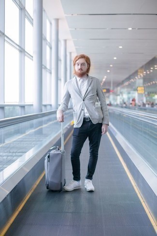 Comment porter un sac bleu clair pour un style chic decontractés quand il fait chaud