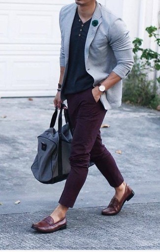 Comment porter un sac bleu clair pour un style chic decontractés quand il fait chaud