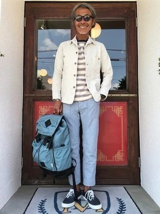 Comment porter un sac bleu clair pour un style decontractés quand il fait chaud