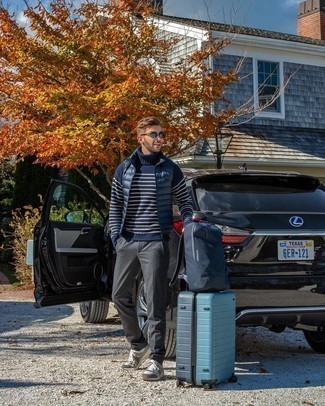 Comment porter un sac bleu clair pour un style decontractés quand il fait chaud