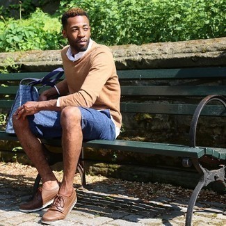 Comment porter un sac bleu clair pour un style chic decontractés quand il fait chaud