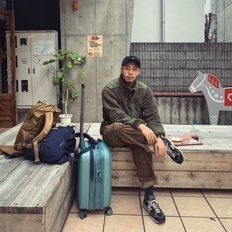 Comment porter un sac bleu clair pour un style decontractés quand il fait chaud