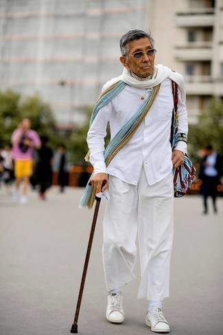 Comment porter un sac bleu clair pour un style decontractés quand il fait chaud