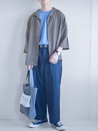 Comment porter un sac bleu clair en été