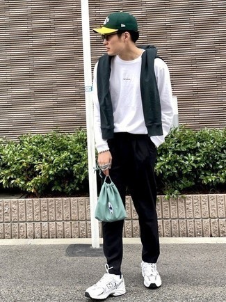 Comment porter un sac bleu clair pour un style decontractés quand il fait chaud