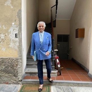 Comment porter un sac bleu clair en été