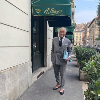 Comment porter un sac bleu clair en été