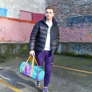 Comment porter un sac bleu clair pour un style decontractés quand il fait chaud