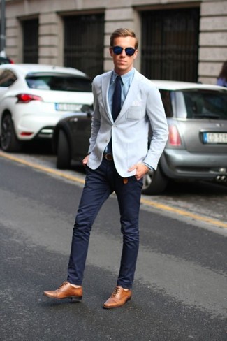 Comment porter un blazer bleu clair quand il fait chaud à 30 ans
