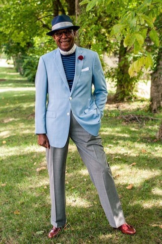 Comment porter un blazer bleu clair au printemps