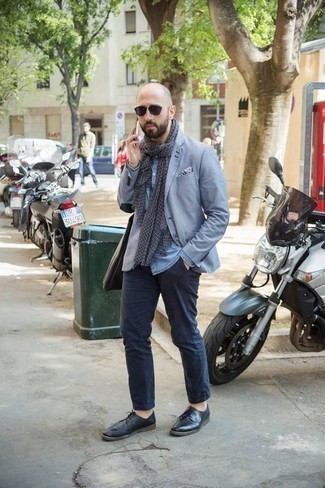 Comment porter un blazer bleu clair au printemps