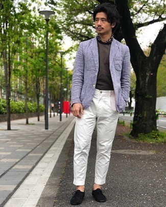 Comment porter un blazer bleu clair quand il fait très chaud