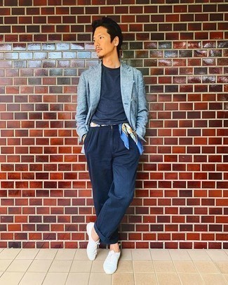 Comment porter un blazer bleu clair au printemps