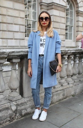 Comment porter un jean boyfriend bleu clair quand il fait chaud