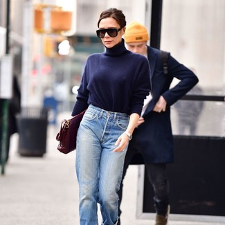 Comment porter un jean boyfriend bleu clair quand il fait chaud
