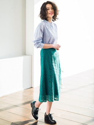 Comment porter un chemisier boutonné bleu clair