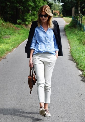 Comment porter un chemisier boutonné bleu clair au printemps