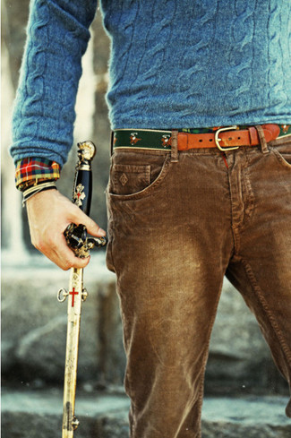Comment porter un pull torsadé bleu clair