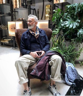 Comment porter un sac à dos en toile bleu clair