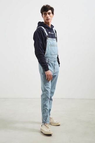 Comment porter une salopette en denim bleu clair