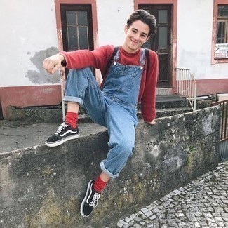 Comment porter une salopette en denim bleu clair