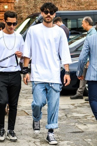 Comment porter une salopette en denim bleu clair