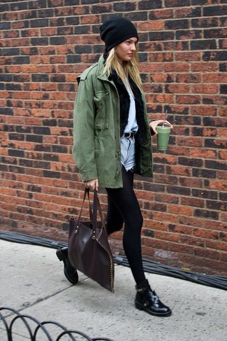 Comment porter un short en denim bleu clair avec des bottines en cuir noires