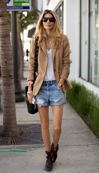 Comment porter un short en denim bleu clair avec des bottines en cuir noires