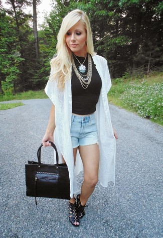 Comment porter un short en denim bleu clair avec des bottines en cuir noires