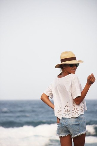 Comment porter un short en denim bleu clair quand il fait très chaud