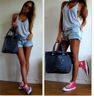 Comment porter un short en denim bleu clair pour un style relax quand il fait très chaud