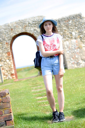 Comment porter un short en denim bleu clair pour un style relax quand il fait très chaud